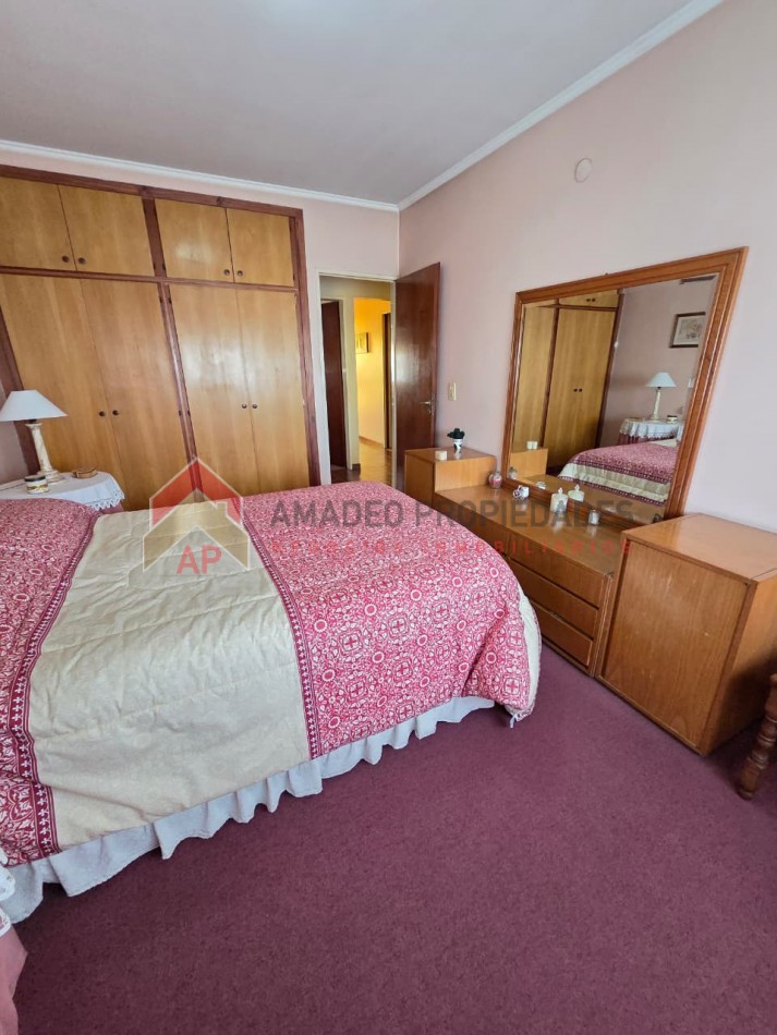 Ph al frente 3 amb en 1er piso con patio, balcon, lavadero y cochera. Excelente ubicacion: Lamadrid 430. Lomas de Zamora