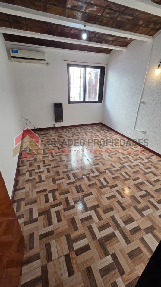 Excelente ph tipo casa con patio, parrilla y cochera descubierta. Excelente ubicacion: Garona 1365, Lomas de Zamora