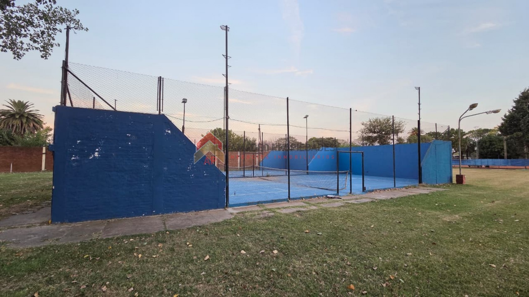 Gran casa 4 amb con garage cubierto, parrilla, terraza y jardin. Ubicado en Azul 298, Monte Grande