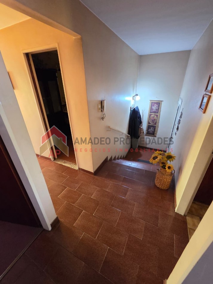 Ph al frente 3 amb en 1er piso con patio, balcon, lavadero y cochera. Excelente ubicacion: Lamadrid 430. Lomas de Zamora