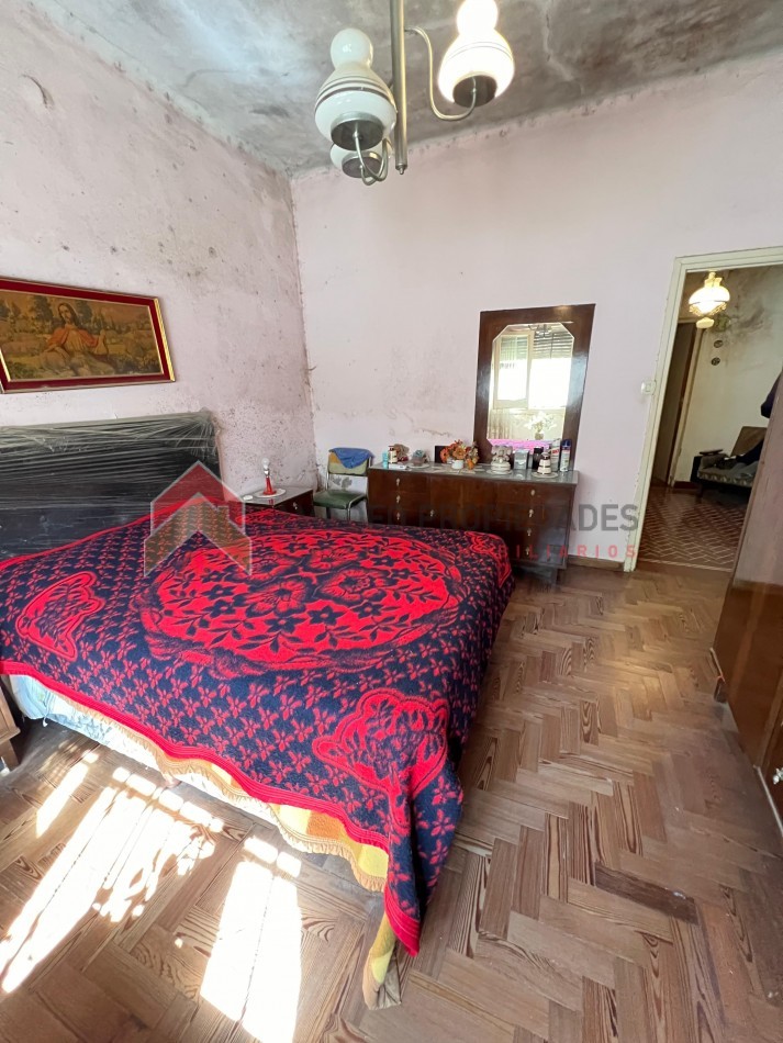 Casa 3 amb a refaccionar con cochera y parque APTO CREDITO, ubicada en Santander 1851 Lomas de Zamora