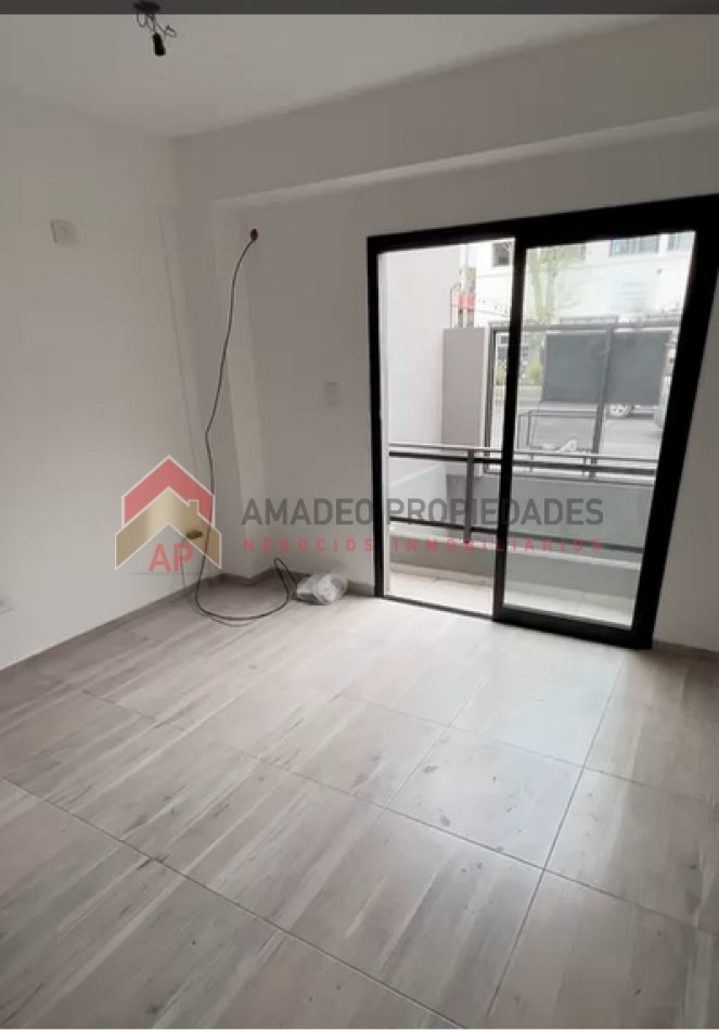 Duplex al frente a estrenar con patio y balcon . Excelente ubicacion: Hipolito Yrigoyen 7718, Banfield