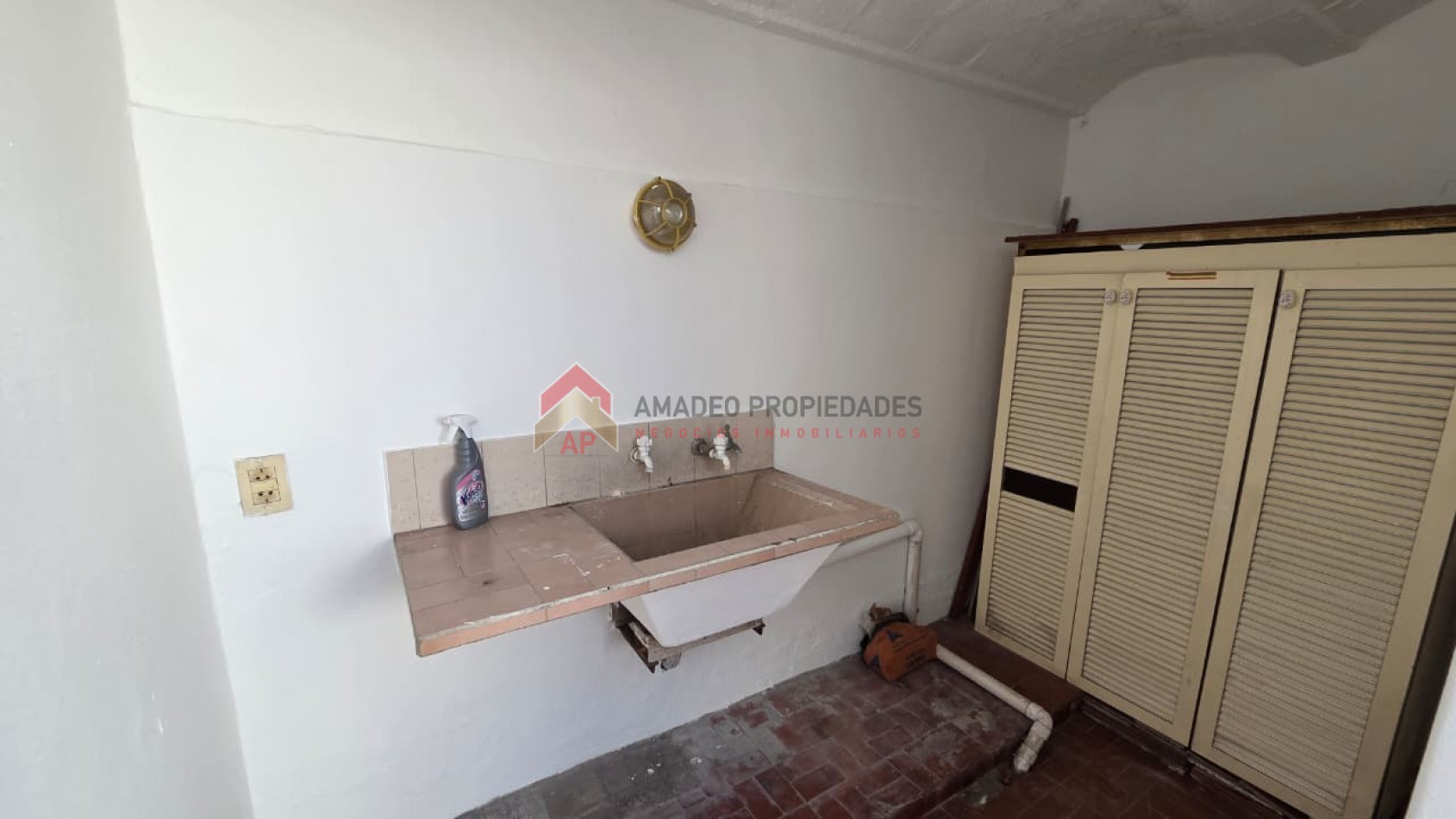 Excelente ph tipo casa con patio, parrilla y cochera descubierta. Excelente ubicacion: Garona 1365, Lomas de Zamora