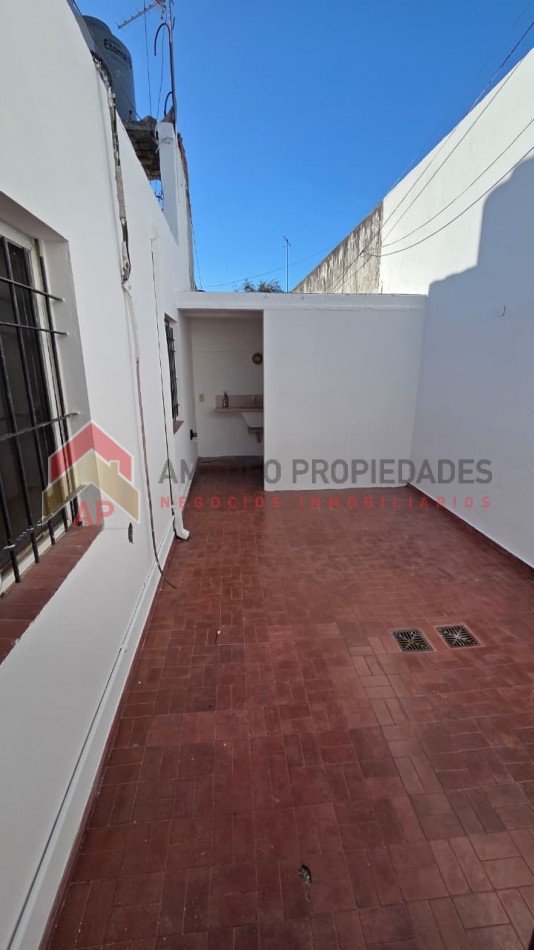 Excelente ph tipo casa con patio, parrilla y cochera descubierta. Excelente ubicacion: Garona 1365, Lomas de Zamora