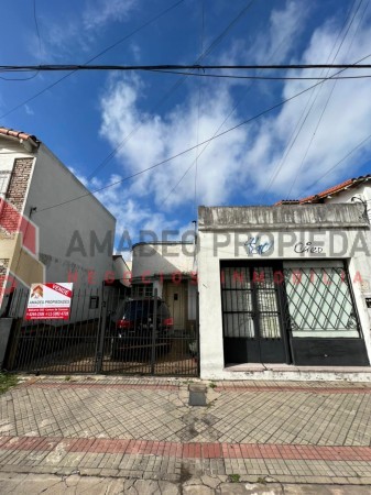 Gran casa con local al frente, terreno libre, enorme galpon y cochera para dos autos APTO CRED, ubicada en Balcarce 541, Lomas de Zamora