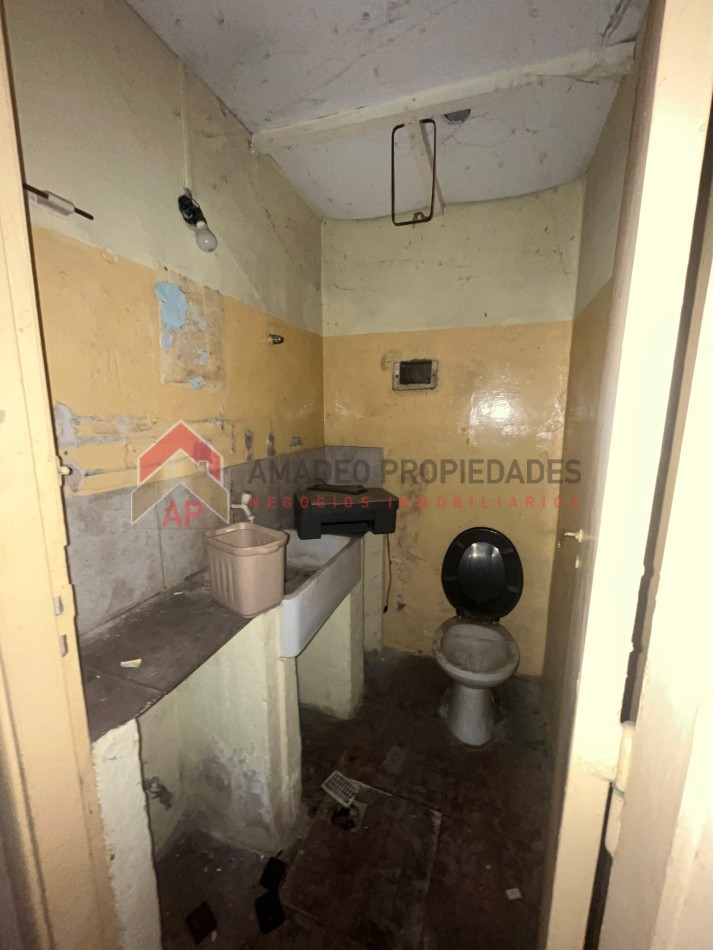 Gran casa con local al frente, terreno libre, enorme galpon y cochera para dos autos APTO CRED, ubicada en Balcarce 541, Lomas de Zamora