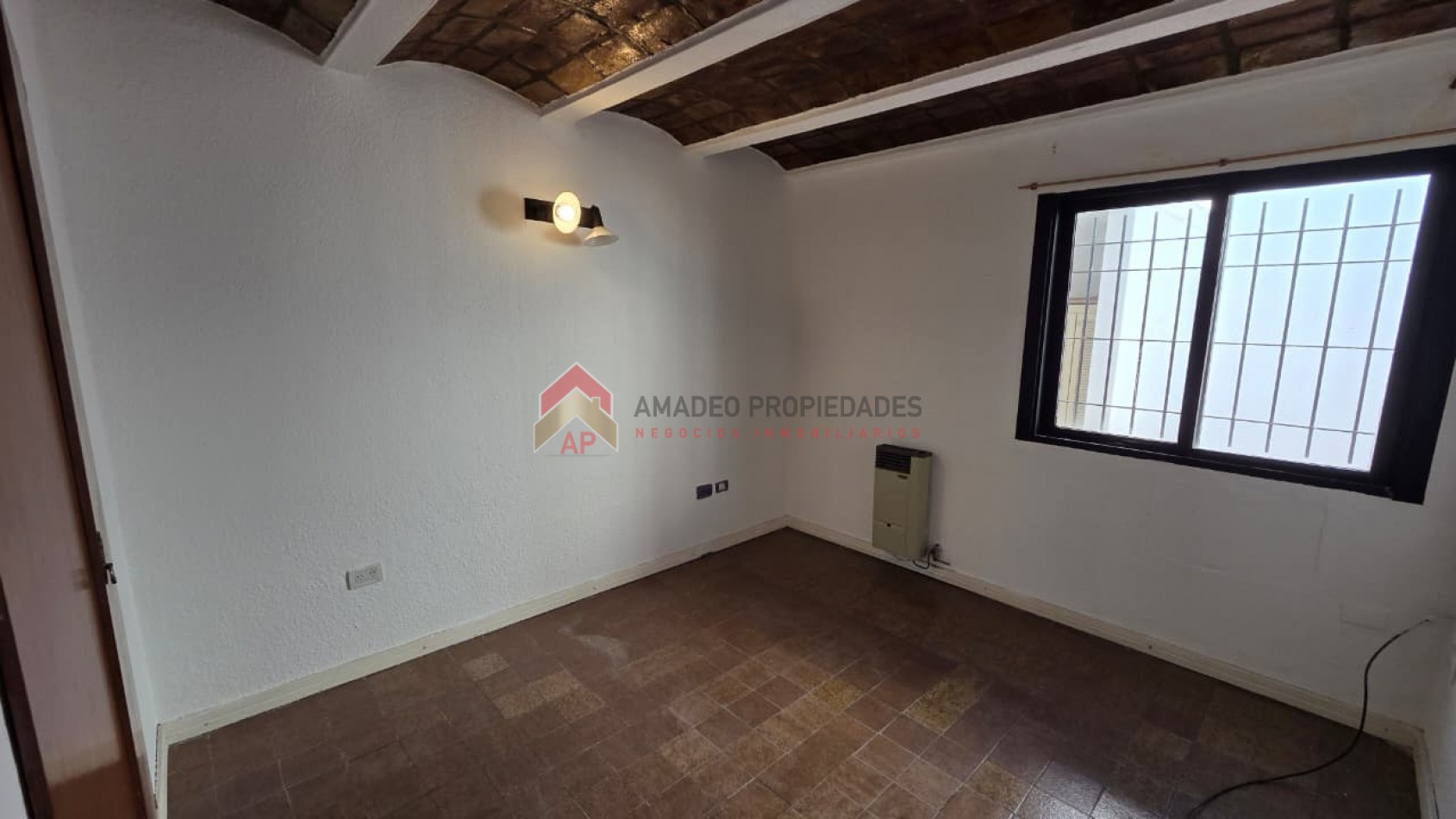 Excelente ph tipo casa con patio, parrilla y cochera descubierta. Excelente ubicacion: Garona 1365, Lomas de Zamora