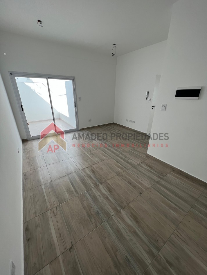 Dpto monoambiente, poca ant, apto credito. Interno,pb con patio, ubicado Azara 851, Lomas de Zamora