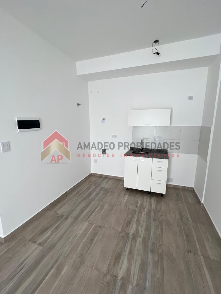 Dpto monoambiente, poca ant, apto credito. Interno,pb con patio, ubicado Azara 851, Lomas de Zamora