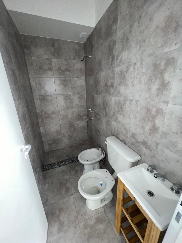 Dpto monoambiente, poca ant, apto credito. Interno,pb con patio, ubicado Azara 851, Lomas de Zamora