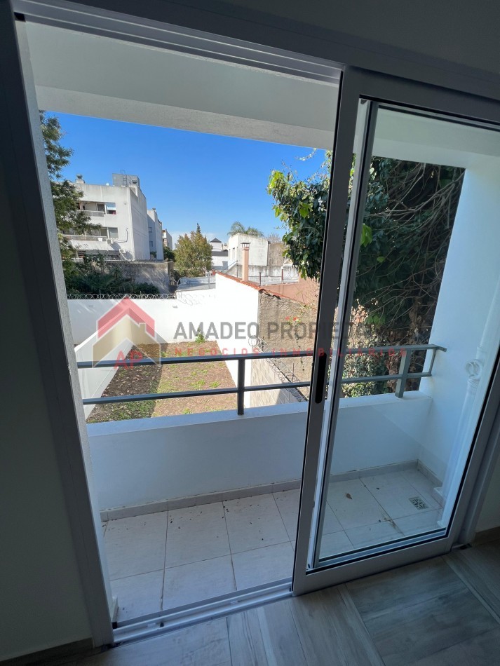 Dpto monoambiente con balcon y cochera 1er piso por escalera, ubicado Azara 851, Lomas de Zamora