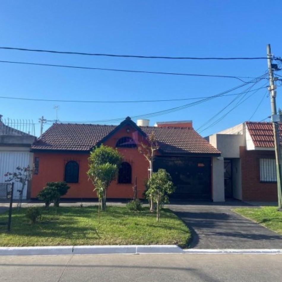 Gran ph tipo casa al frente 4 ambientes con patio. Ubicado en J. Pereyra Lucena 2049, Lomas de Zamora