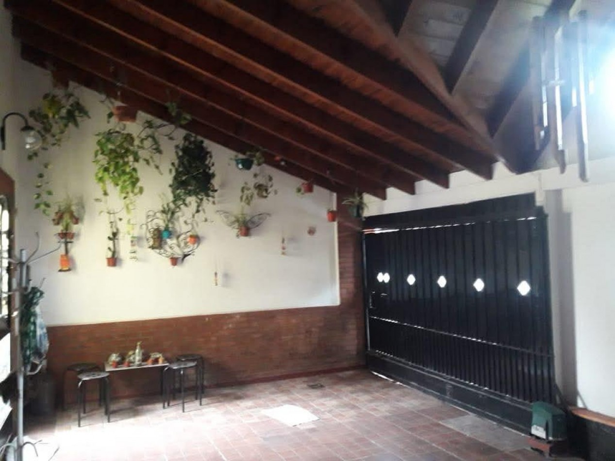 Gran ph tipo casa al frente 4 ambientes con patio. Ubicado en J. Pereyra Lucena 2049, Lomas de Zamora