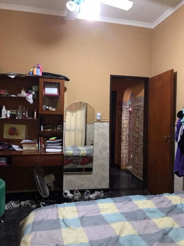 Gran ph tipo casa al frente 4 ambientes con patio. Ubicado en J. Pereyra Lucena 2049, Lomas de Zamora