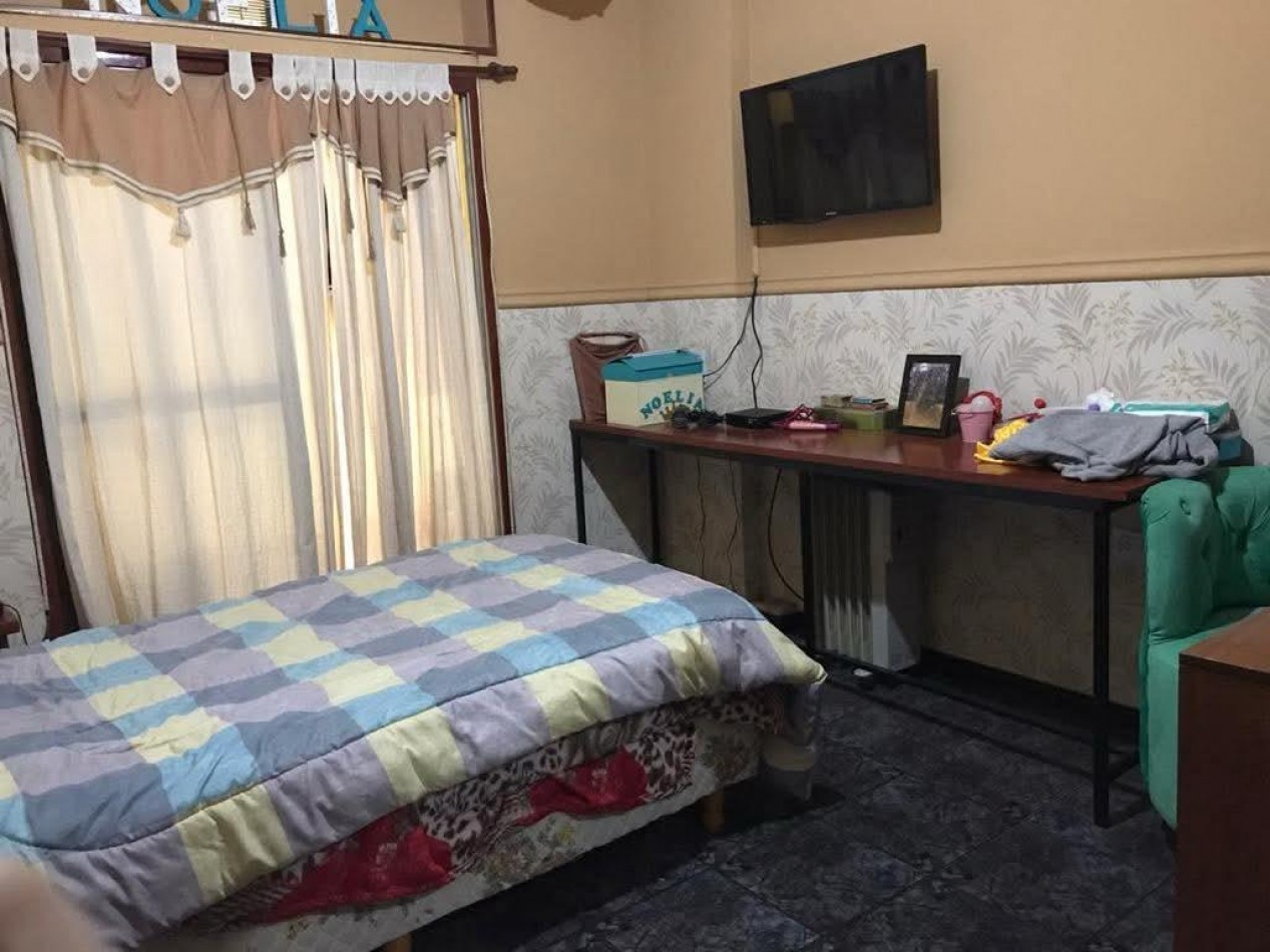 Gran ph tipo casa al frente 4 ambientes con patio. Ubicado en J. Pereyra Lucena 2049, Lomas de Zamora