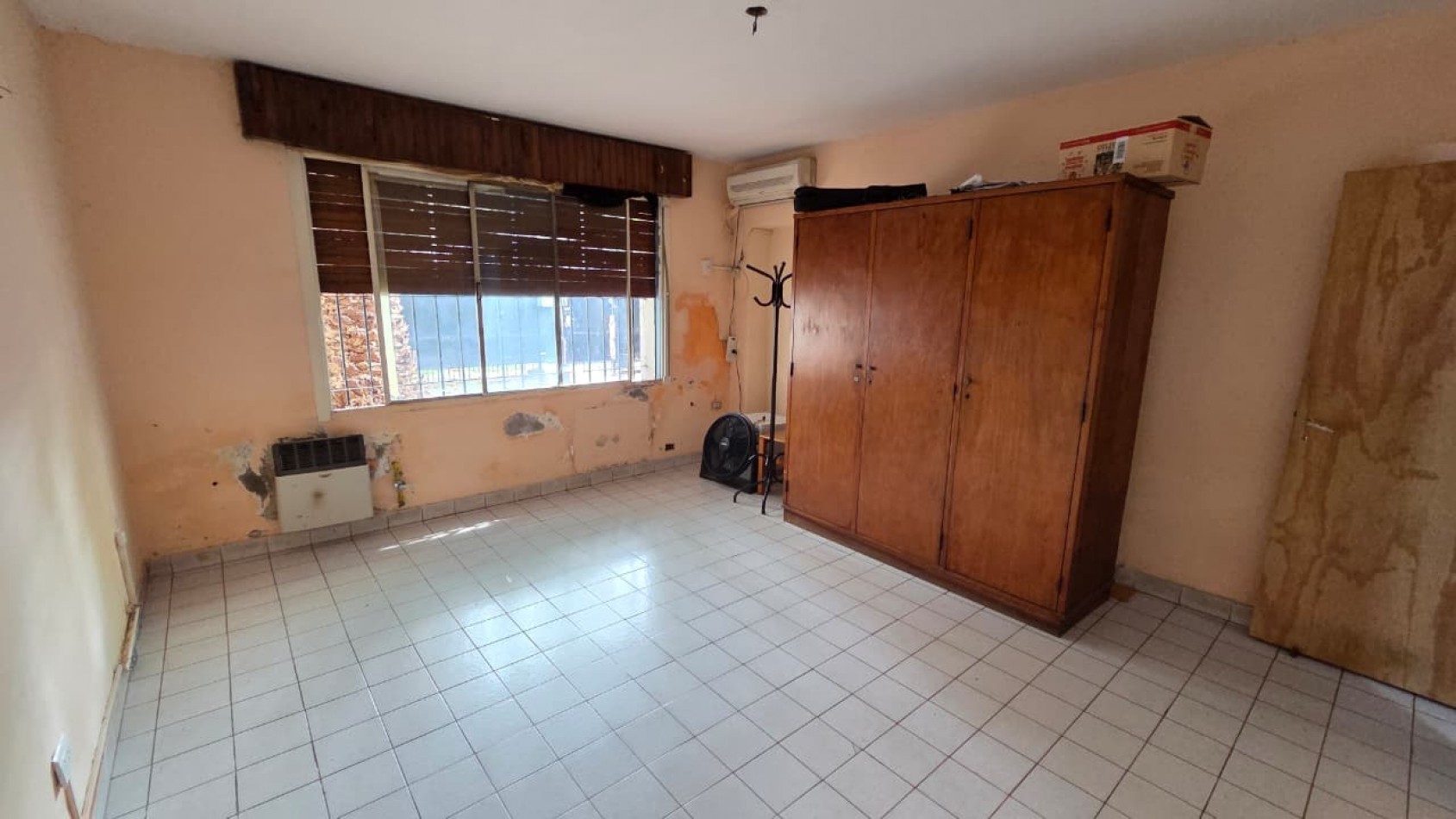 Amplio ph al frente tipo casa totalmente independiente de 4 amb con patio, cochera y terraza. Excelente ubicacion: Juncal 235, Temperley