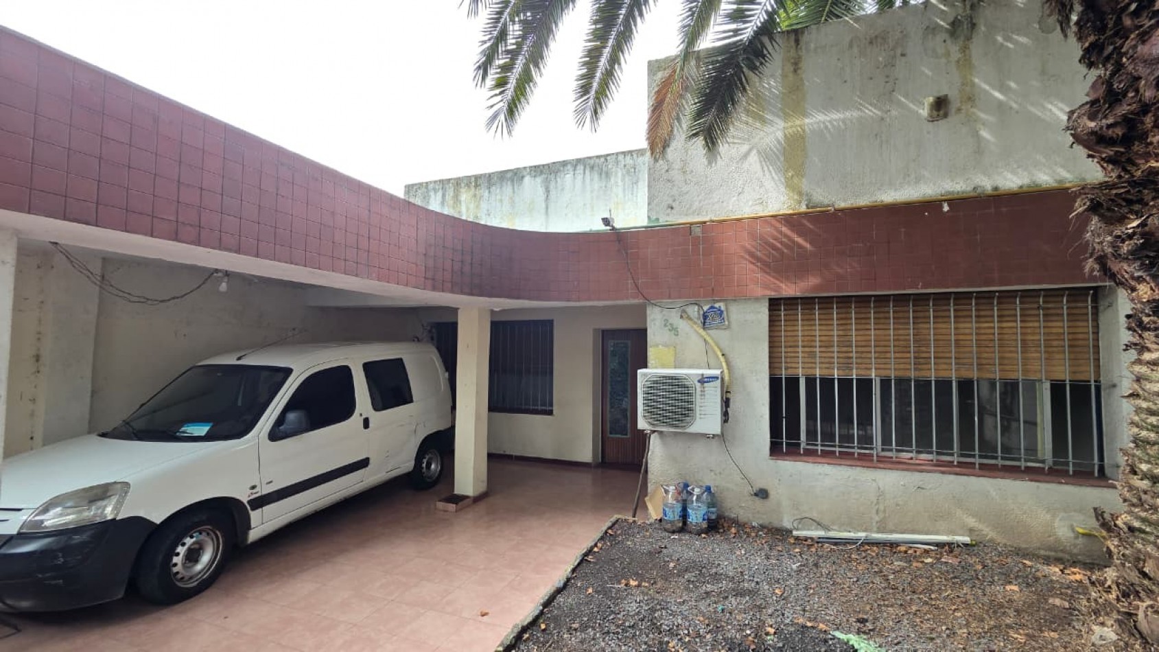 Amplio ph al frente tipo casa totalmente independiente de 4 amb con patio, cochera y terraza. Excelente ubicacion: Juncal 235, Temperley