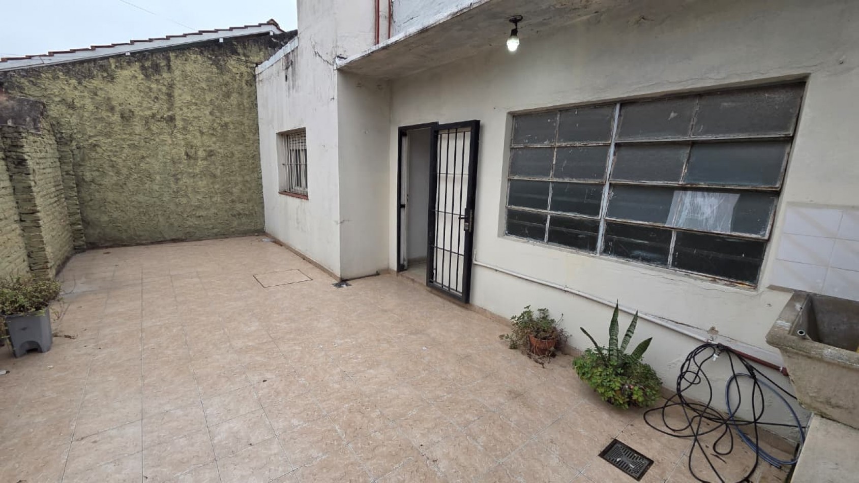 Amplio ph tipo casa 3 amb al frente con patio. APTO CREDITO. Muy buena ubicacion: Cangallo 1531, Temperley
