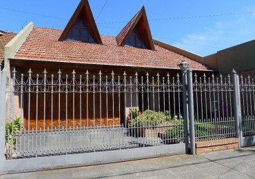 Casa con detalles de categoria 4 ambientes con cochera, parque y quincho. Ubicada en Guemes 1045, Temperley