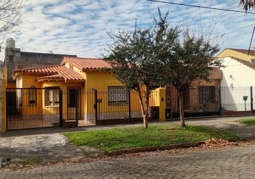 Casa 3 amb con cochera descubierta y parque. Muy buena ubicacion: Carlos Casares 118, Temperley