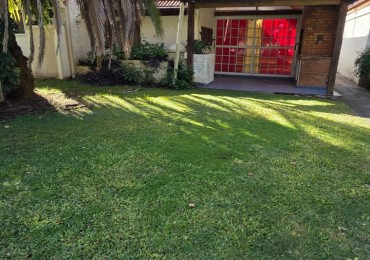 Casa 3 amb con jardin y galeria semi cubierta con parrilla. Ubicado en Azul 298, Monte Grande