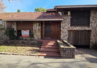 Gran casa 5 amb con parque, quincho y cochera amplia. Excelente ubicacion: Gral. Jose de San Martin 820, Lomas de Zamora