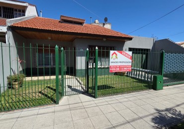 Excelente casa con parque, cochera e impecable dpto 2 amb. Ubicada en Zurich 1031, Temperley