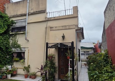 Casa 3 amb con amplio parque, patio y cochera. Apto credito. Muy buena ubicacion: Esmeralda 1140, Temperley