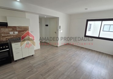 Impecable monoambiente de poca antiguedad, interno  en 1er piso por escalera . Excelente ubicacion: Hipolito Yrigoyen 7724, Banfield