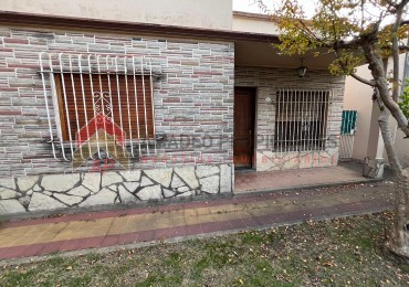 Casa 4 amb con gran parque, ubicada en Senillosa 171, Temperley