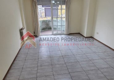 Impecable semipiso 2 amb en 2° piso con balcon al frente y cochera en ubicacion privilegiada: Vieytes 265, Banfield