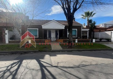 Hermosa casa 3 amb con patio, espacio verde, lavadero, cochera para dos autos y terraza. Excelente ubicacion: San Benito 390, Turdera