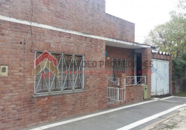 Casa 3 amb con patio y dpto al fondo. Apto credito. Ubicada en Maria Curie 84 Lomas de Zamora