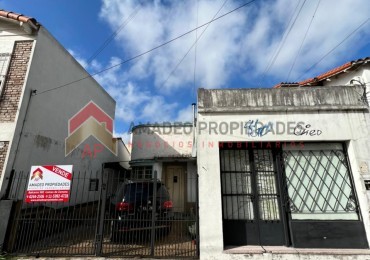 Gran casa con local al frente, terreno libre, enorme galpon y cochera para dos autos APTO CRED, ubicada en Balcarce 541, Lomas de Zamora